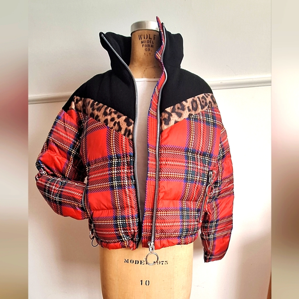 ANTHROPOLOGIE cropped Puffer Coat. Small.